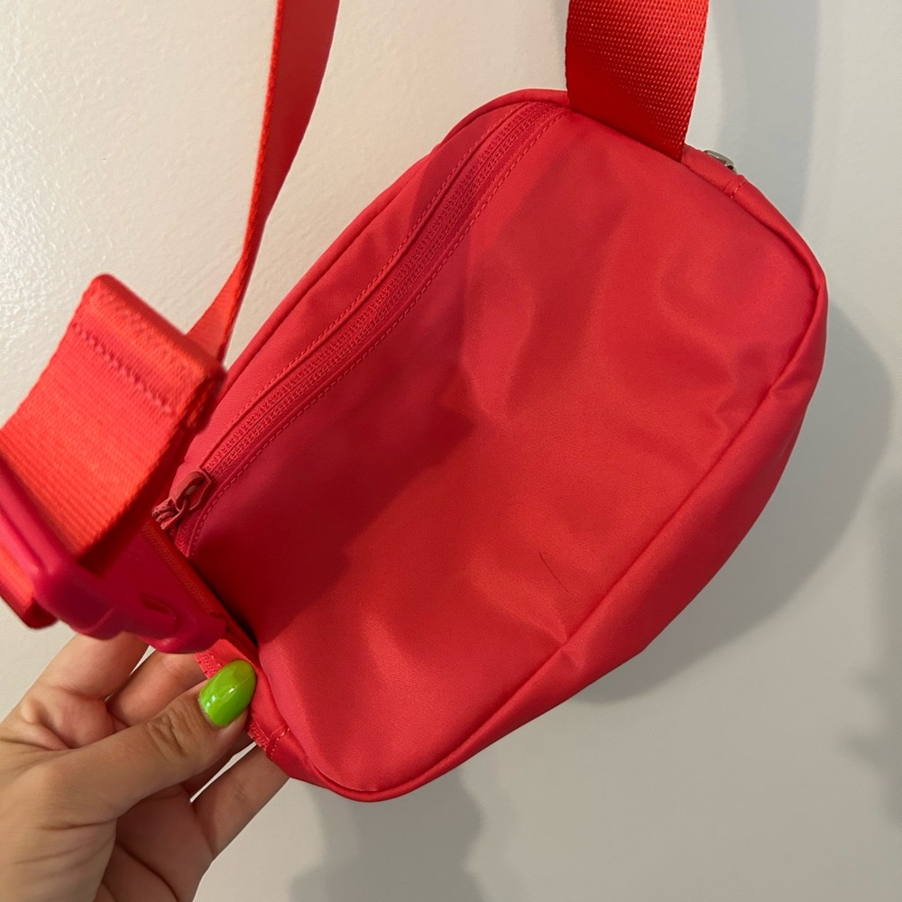 Lululemon Everywhere Belt Bag - Lip Gloss - Picture 2 of 3